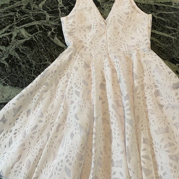 NWT Women's AQUA  MINI LASER CUT PARTY DRESS size S white $98 V-neck fully lined - Picture 8 of 12